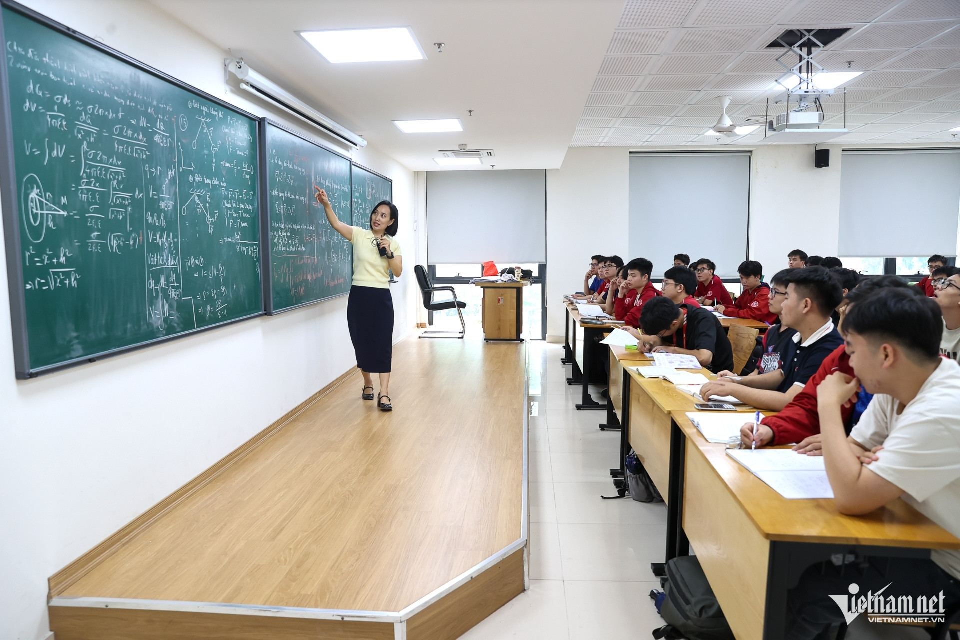https://static-images.vnncdn.net/vps_images_publish/000001/000003/2026/10/12/w-bach-khoa-ha-noi-2682-2571.jpg