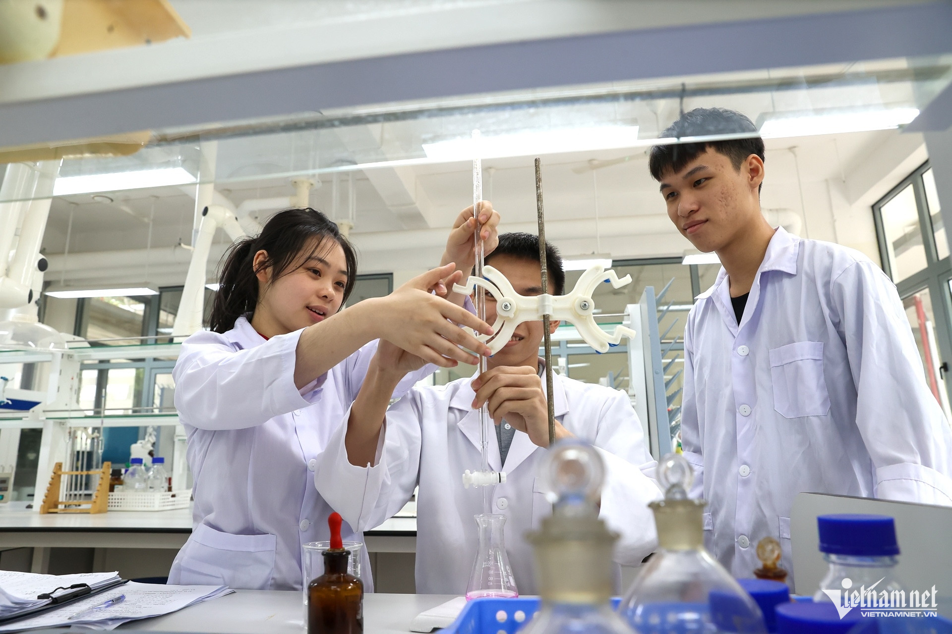https://static-images.vnncdn.net/vps_images_publish/000001/000003/2026/10/12/w-bach-khoa-ha-noi-2721-2576.jpg