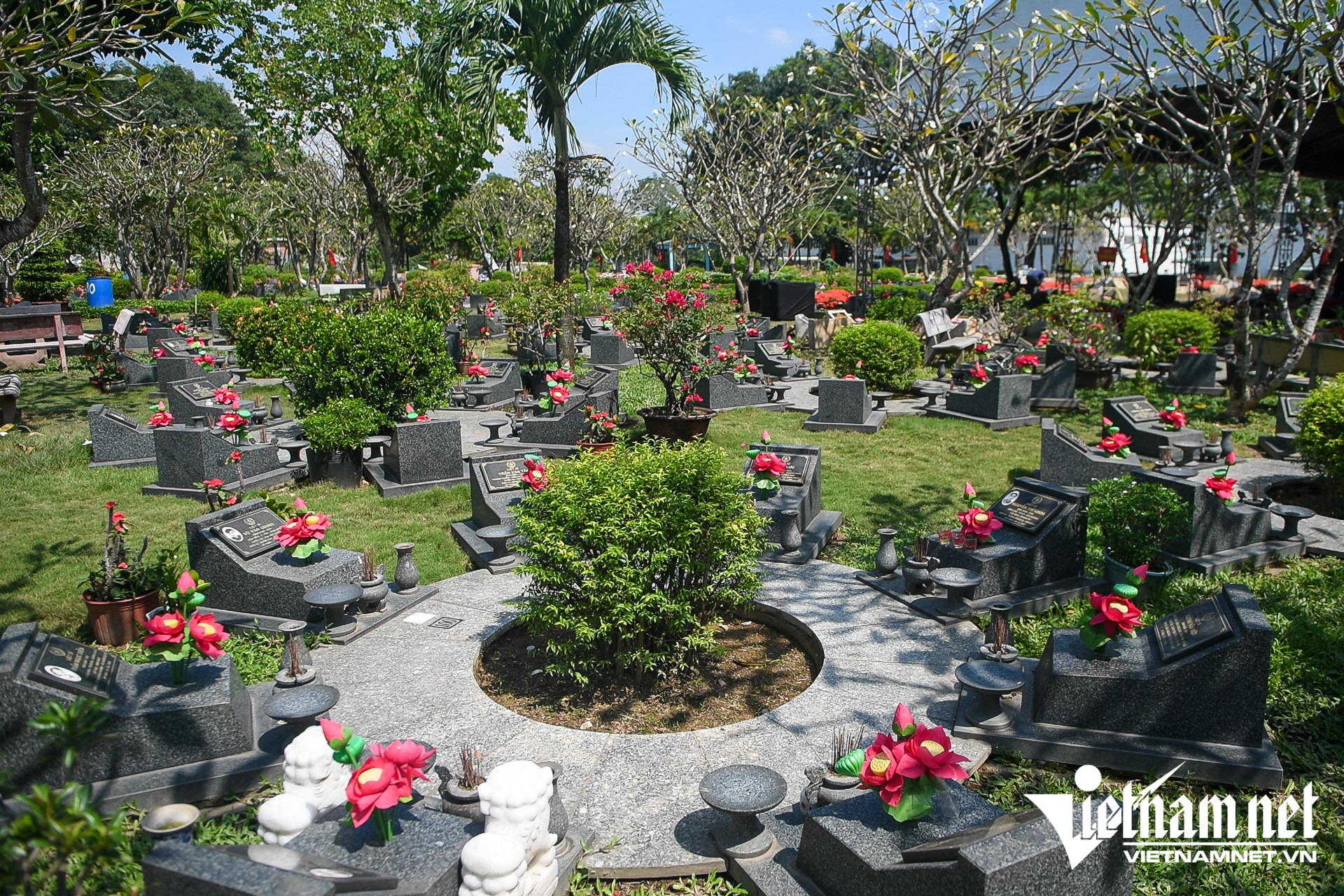https://static-images.vnncdn.net/vps_images_publish/000001/000003/2026/10/12/w-nghia-trang-liet-si-tphcm-nguyen-hue-4-1289.jpg