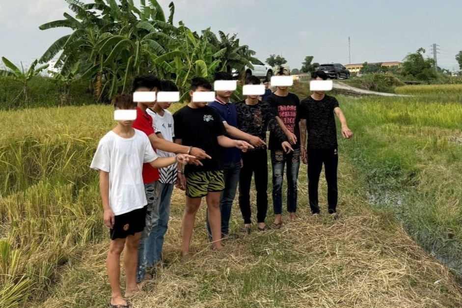 8 thanh thiếu niên dùng kiếm, bình xịt hơi cay cướp xe máy trong đêm