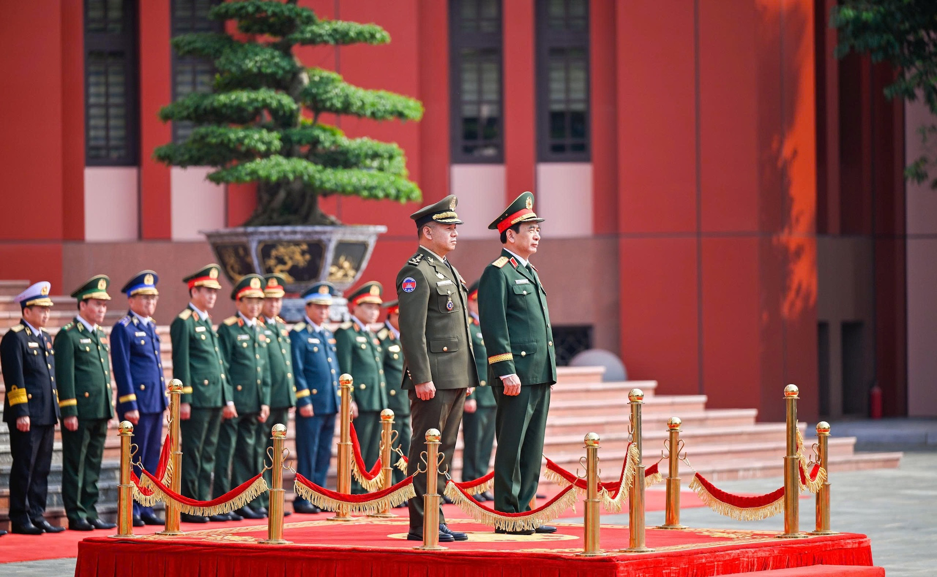 Đại tướng Phan Văn Giang đón Phó thủ tướng, Bộ trưởng Bộ Quốc phòng Campuchia