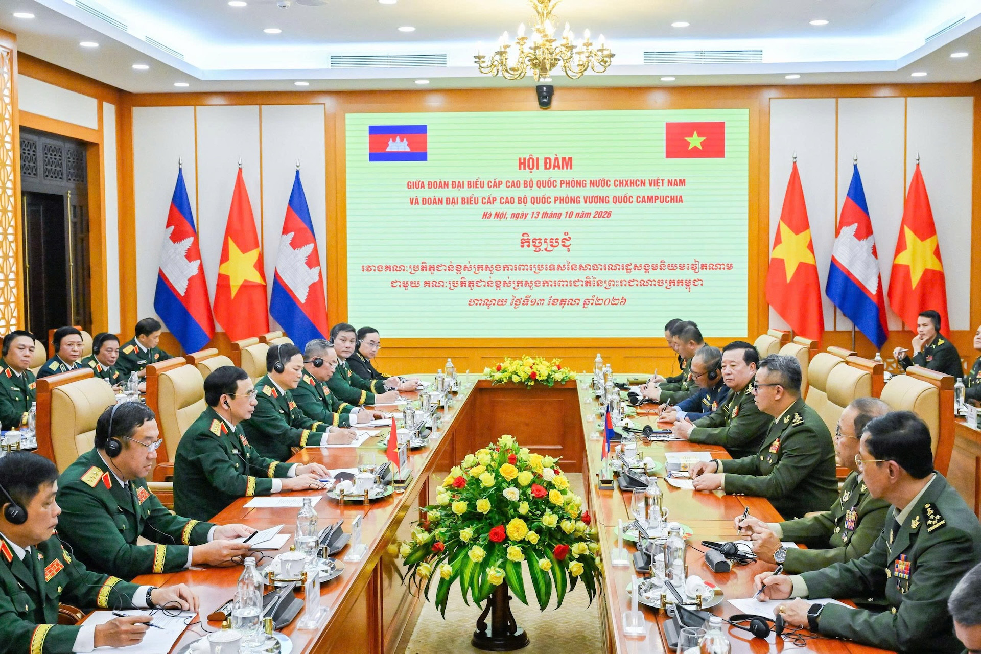 Đại tướng Phan Văn Giang hội đàm với Phó thủ tướng, Bộ trưởng Bộ Quốc phòng Campuchia