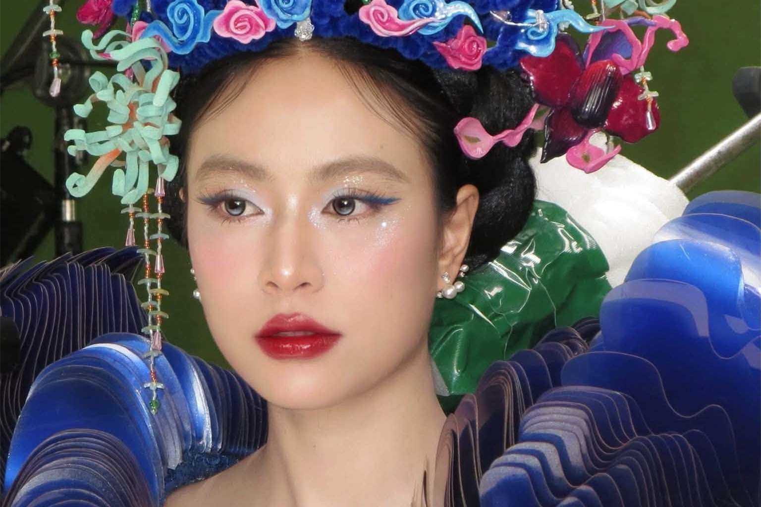 Diễn viên Kim Thư U50 hở bạo, ca sĩ Hoàng Thùy Linh càng ngắm càng mê