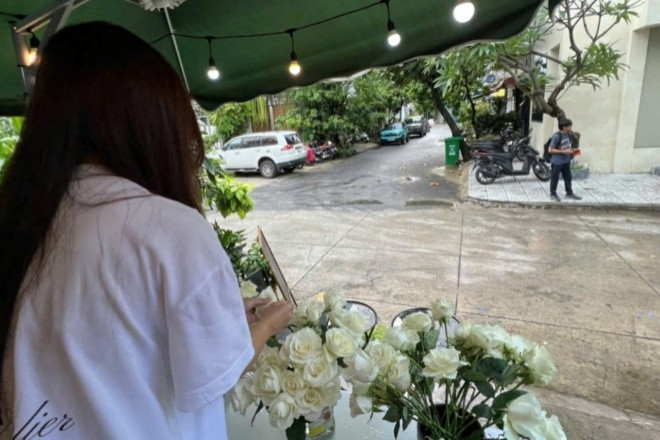 Người phụ nữ TPHCM chuẩn bị 100 cành hồng tiễn đưa 731 hài cốt liệt sĩ