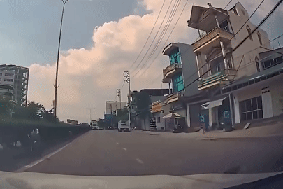 Thót tim cảnh bé trai bị xe máy đâm trúng sau 2 lần thoát nạn trong gang tấc