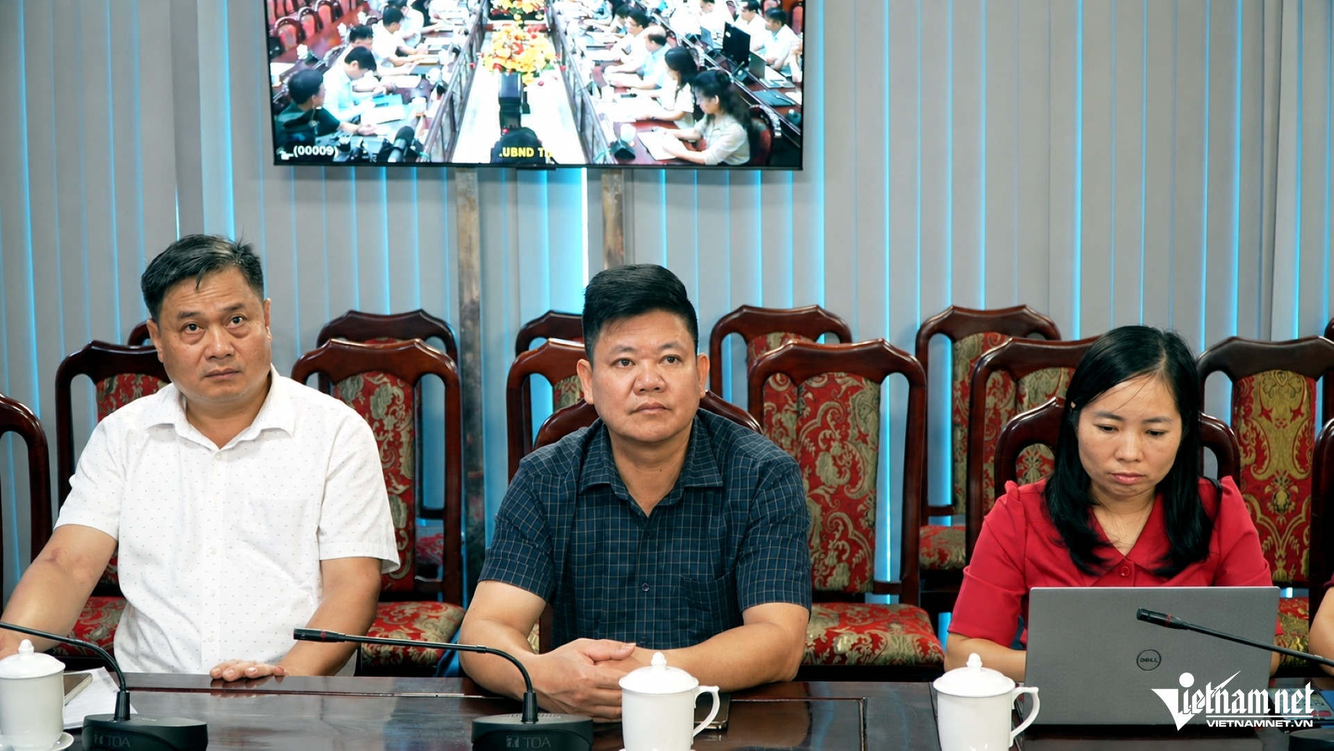 W-a4Những người đứng sau dịch.jpg