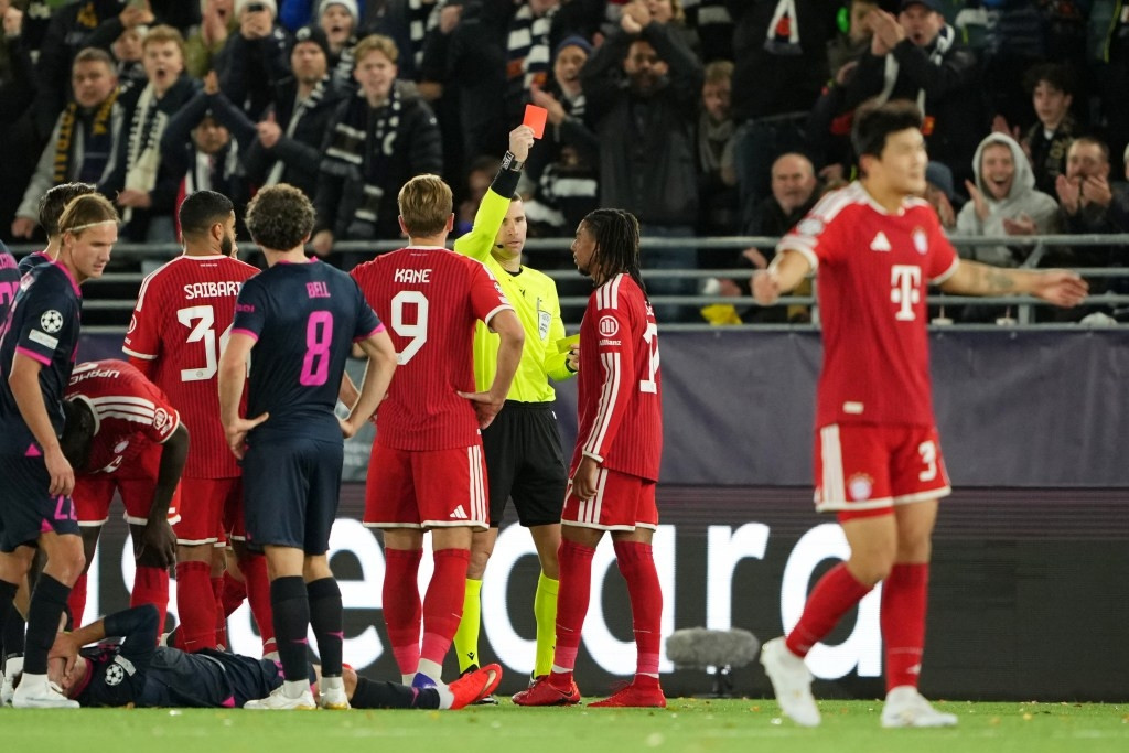 Olise bị treo giò vì ném bóng vào mặt đối thủ, Arsenal reo vui