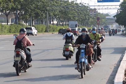 Cảnh người dân phải đi ngược chiều vì hầm chui thi công 10 năm chưa xong
