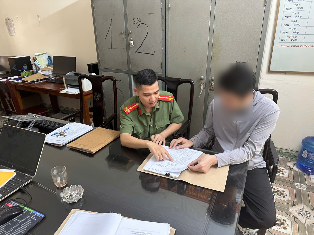 Công an xã Yên Lập làm việc với người vi phạm.jpg