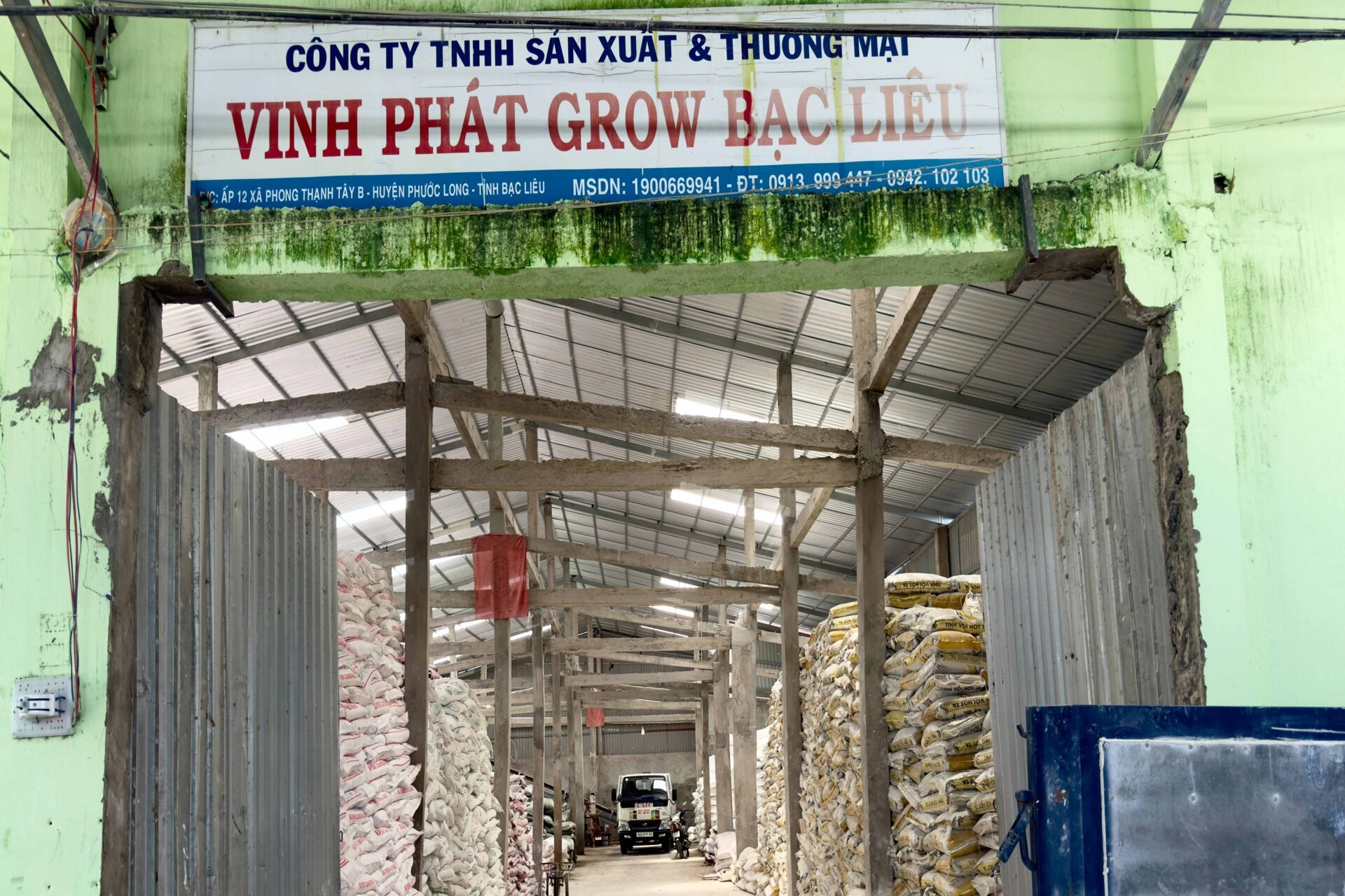 Đồng loạt khám xét nhiều điểm bán phân bón giả, bắt giam ông chủ 2 công ty