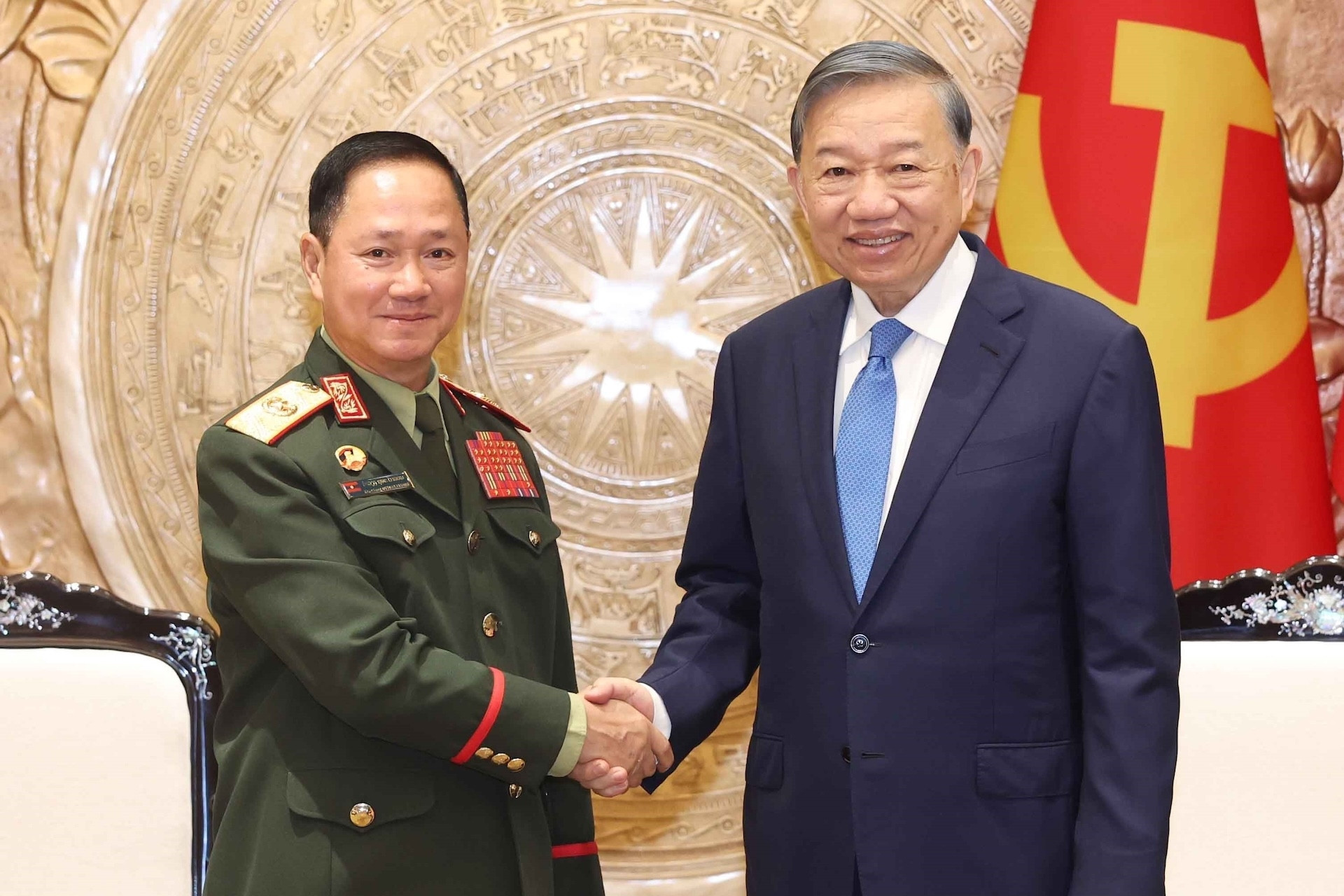 Dù thế giới có diễn biến thế nào, Lào luôn kề vai sát cánh với Việt Nam