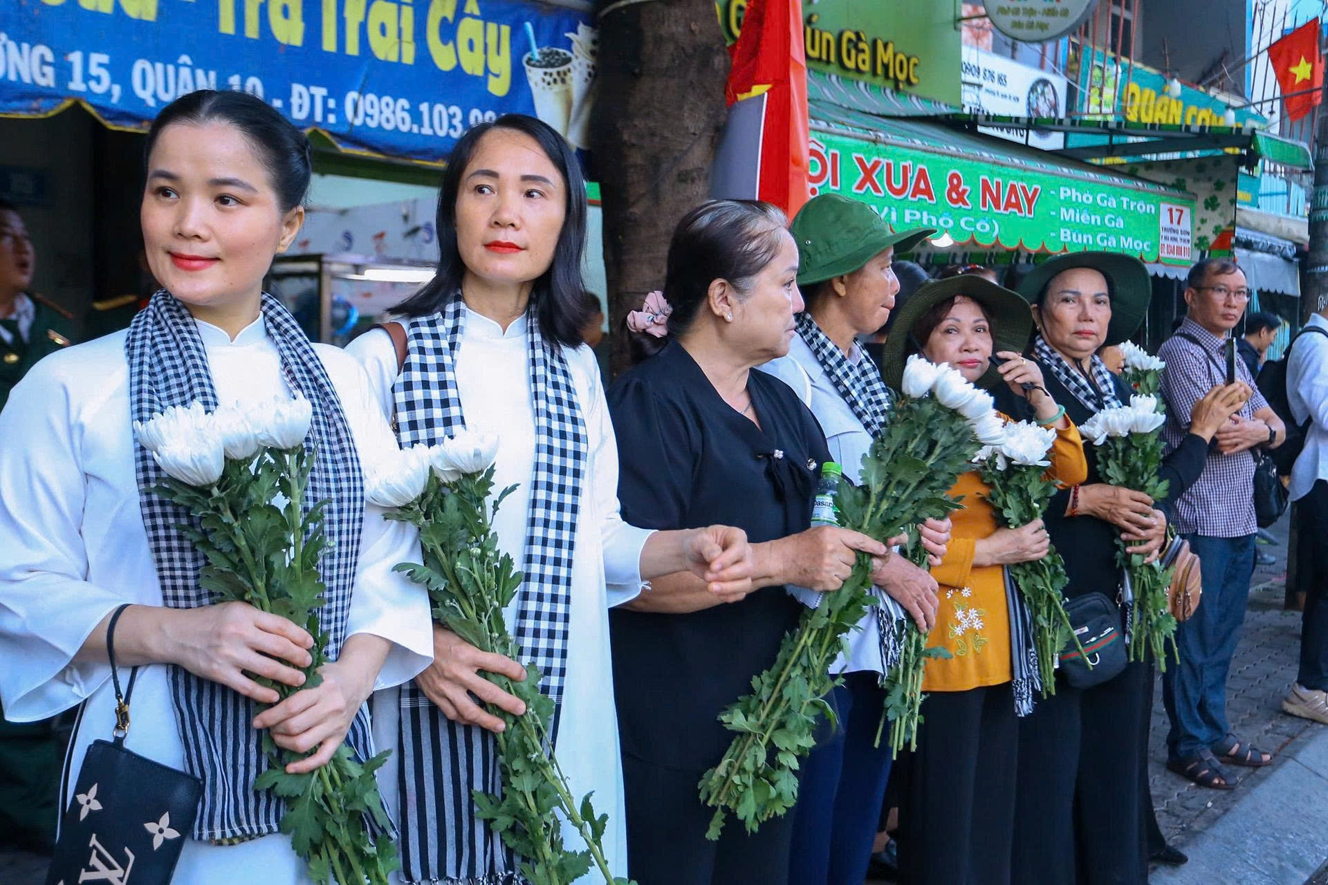 Hàng nghìn người dân mang cúc trắng đến công viên Lê Thị Riêng ‘tiễn các liệt sĩ một đoạn đường’