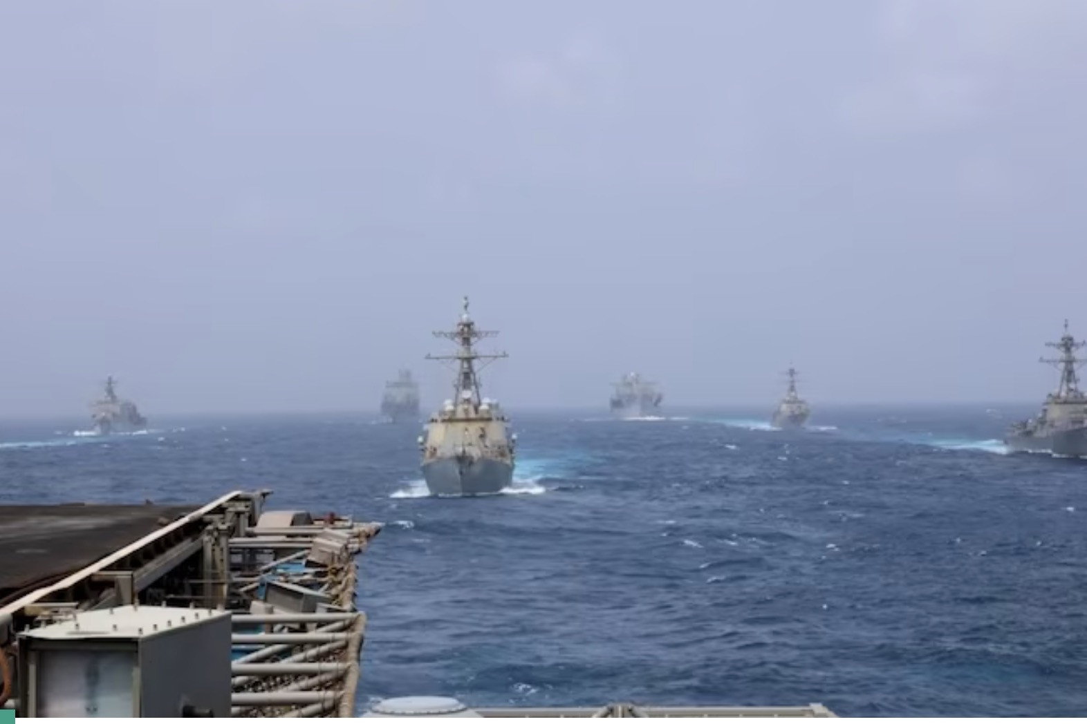 Iran dọa đánh chìm tàu chiến Mỹ tiến gần eo biển Hormuz
