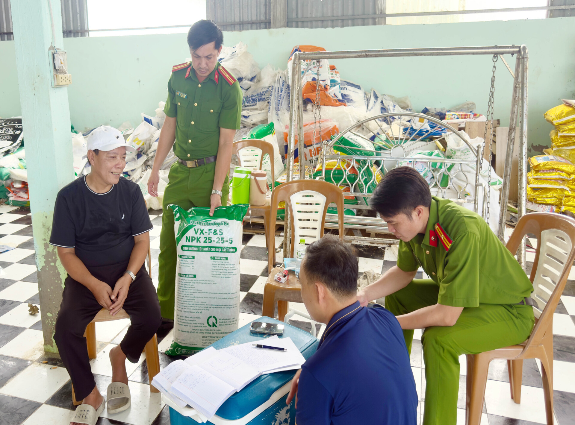 LỰC LƯỢNG CHỨC NĂNG LÀM VIỆC VỚI HỨA VĂN CHỌN (ÁO ĐEN) (1).jpg