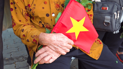 Hoa trắng, cờ đỏ và những giọt nước mắt tiễn đưa hài cốt liệt sĩ về nơi an nghỉ