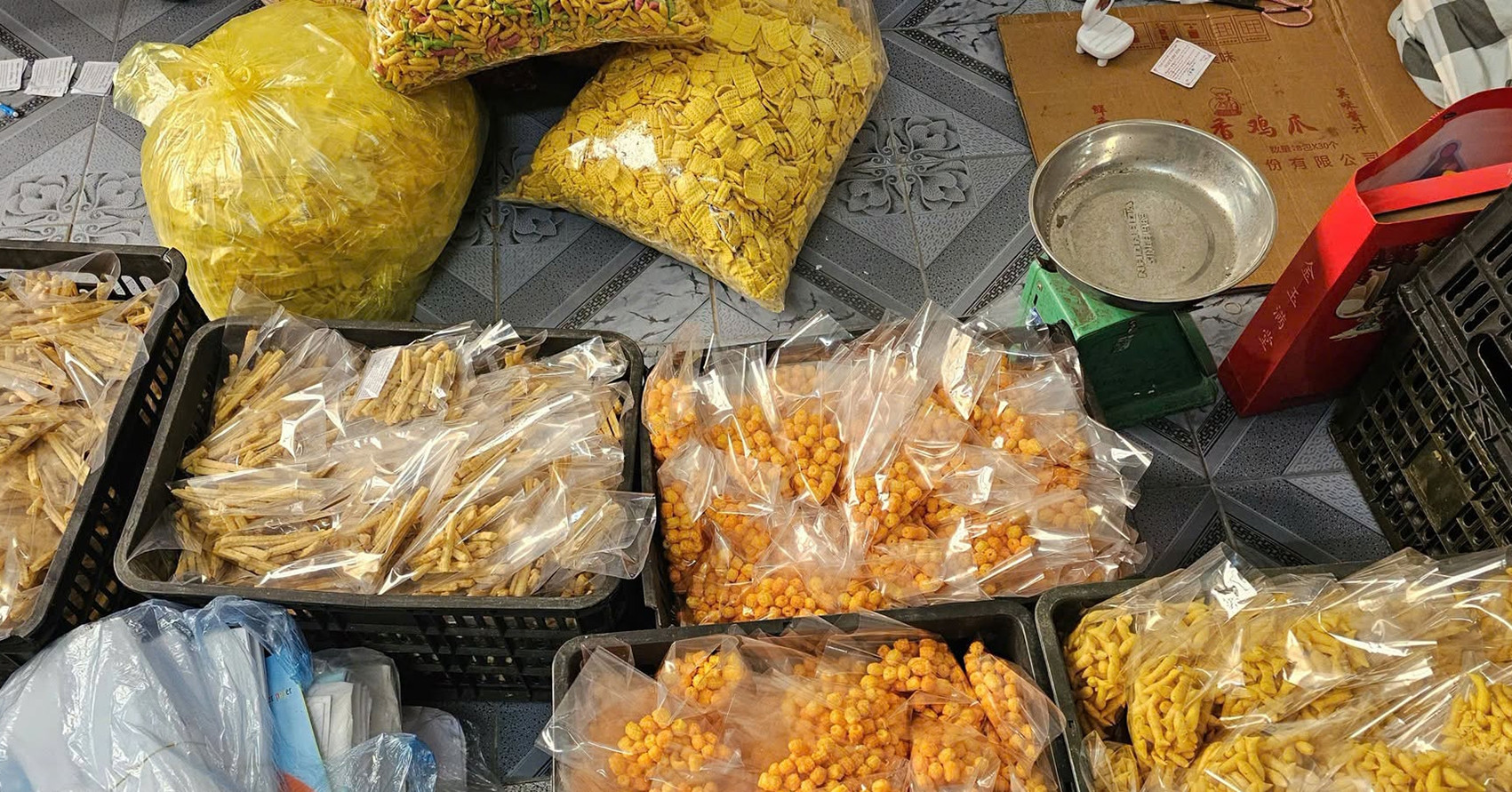 Người phụ nữ đóng gói cả nghìn túi bim bim giả, tuồn vào hàng quán quanh trường học