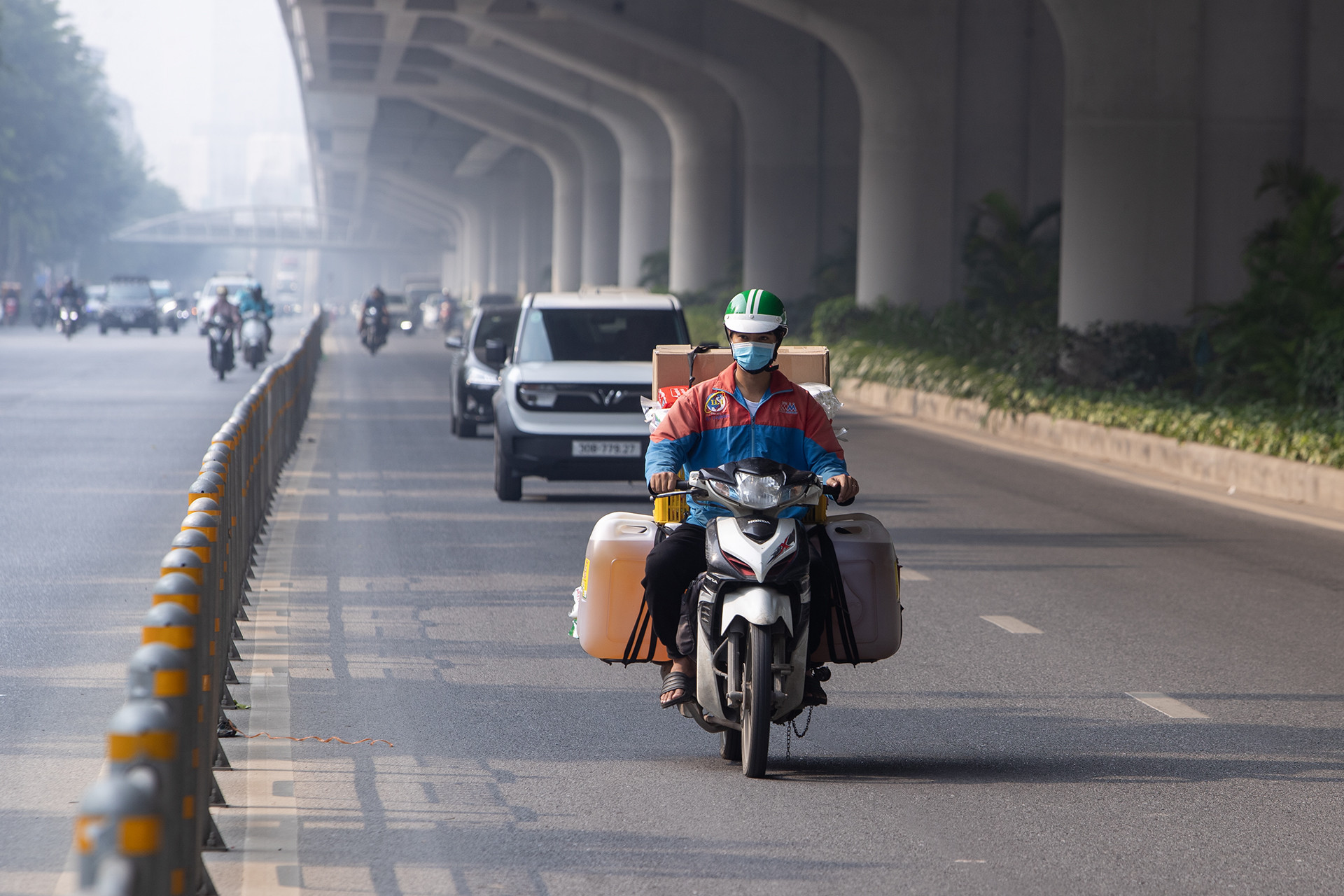 Hà Nội: Đi vào làn ô tô trên đường Phạm Văn Đồng, tài xế xe máy viện đủ lý do với CSGT