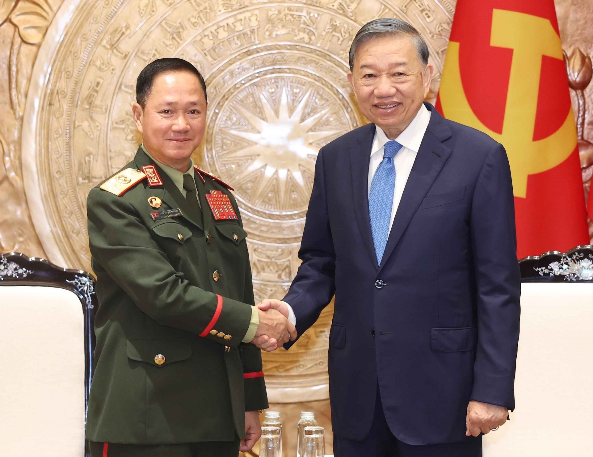 vna_potal_tong_bi_thu_chu_tich_nuoc_tiep_bo_truong_quoc_phong_lao__9087735.jpg