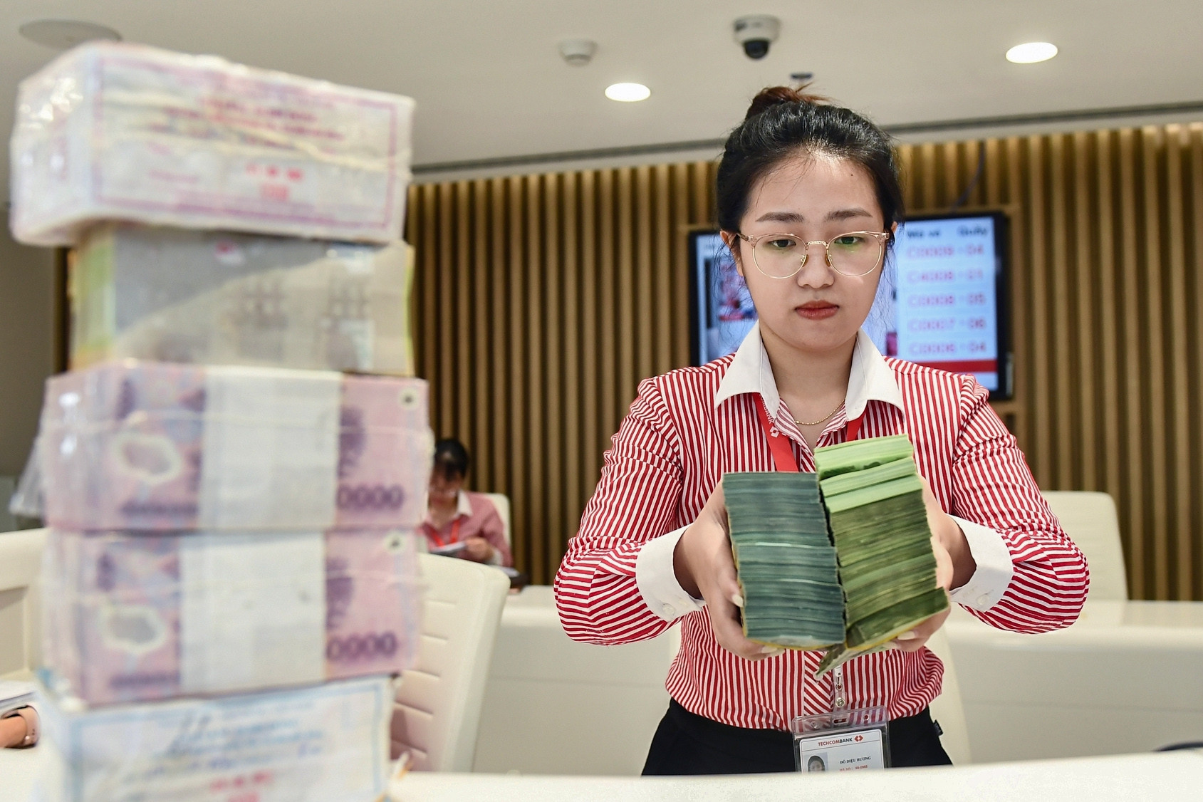 Lãi suất ngân hàng hôm nay 15/10/2026: Nhà băng đua cộng thêm lãi suất