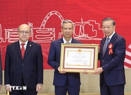 anh trao huan chuong.avif