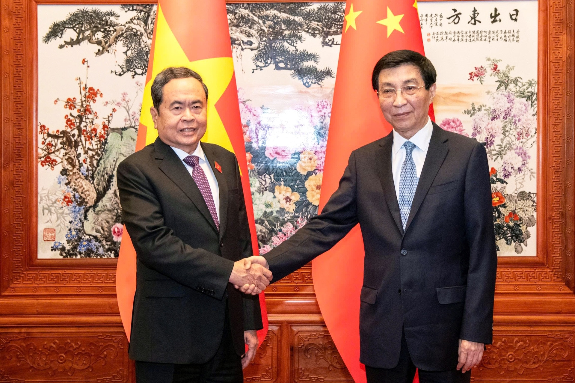 https://static-images.vnncdn.net/vps_images_publish/000001/000003/2026/10/15/chu-tich-quoc-hoi-tran-thanh-man-ket-thuc-tot-dep-chuyen-tham-trung-quoc-1773.jpg