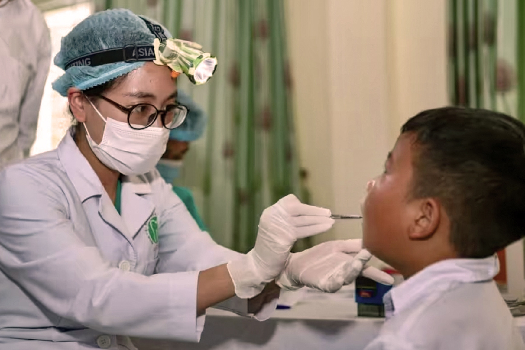 Giữ bác sĩ giỏi gắn bó vùng khó khăn: Chỉ tình yêu nghề là chưa đủ?
