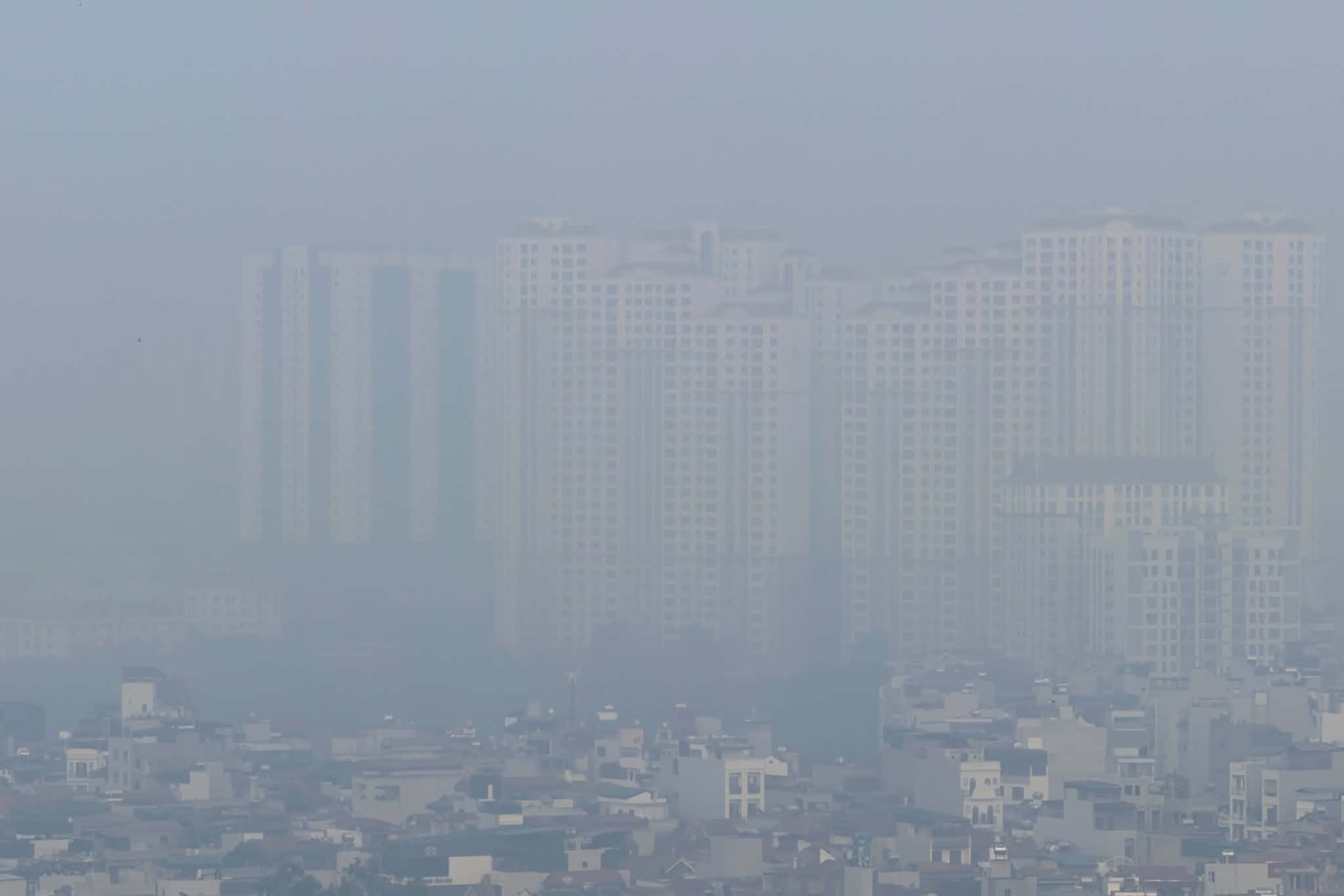 Hà Nội ô nhiễm không khí, nhà cao tầng trở nên 'tàng hình'
