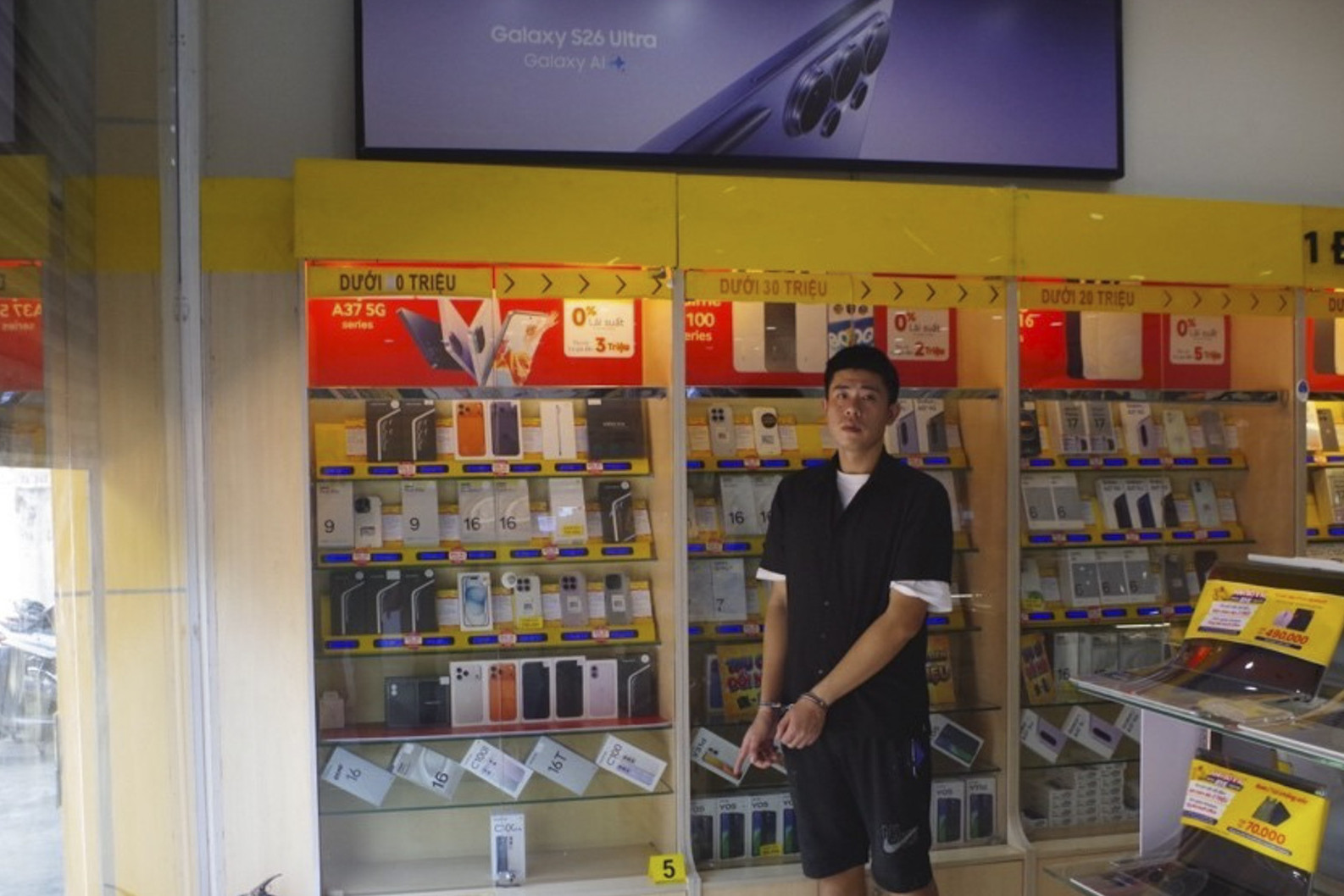 Hai thanh niên quen nhau qua 'Hội vỡ nợ muốn làm liều', mang xà beng đi trộm iPhone
