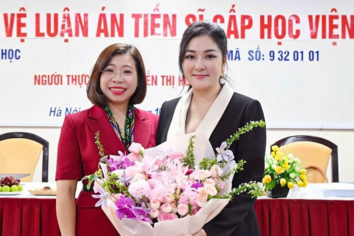 Hé lộ hành trình trở thành Tiến sĩ của hoa hậu Nguyễn Thị Huyền