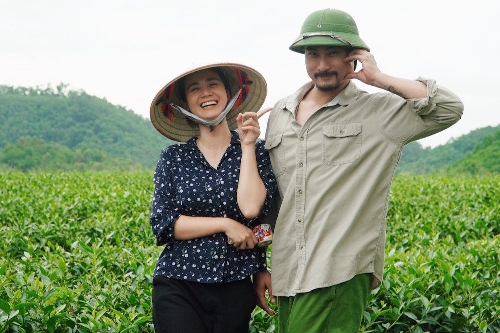 Hình ảnh không có trên phim 'Căn nhà không mái che', Duy Hưng nhí nhảnh bên Huyền Lizzie