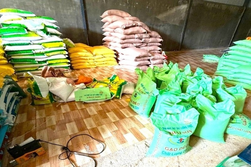 Kiểm tra kho của đôi vợ chồng, phát hiện hơn 9 tấn gạo giả nhãn hiệu Thái Sơn