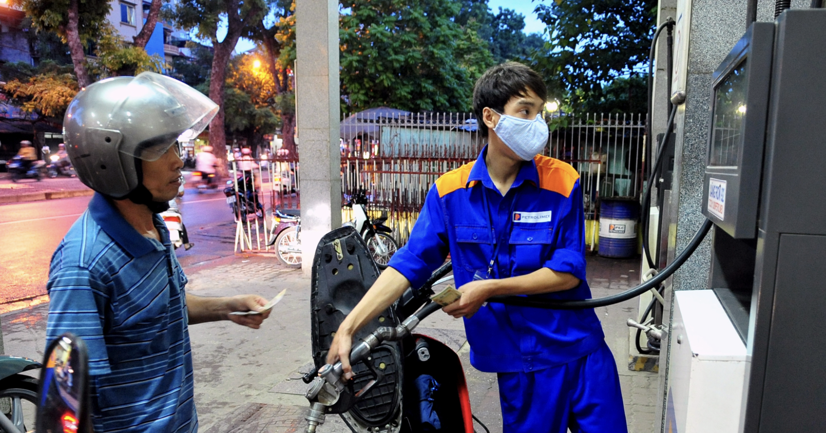 Một doanh nghiệp giảm thêm 300 đồng/lít xăng dầu so với giá điều hành