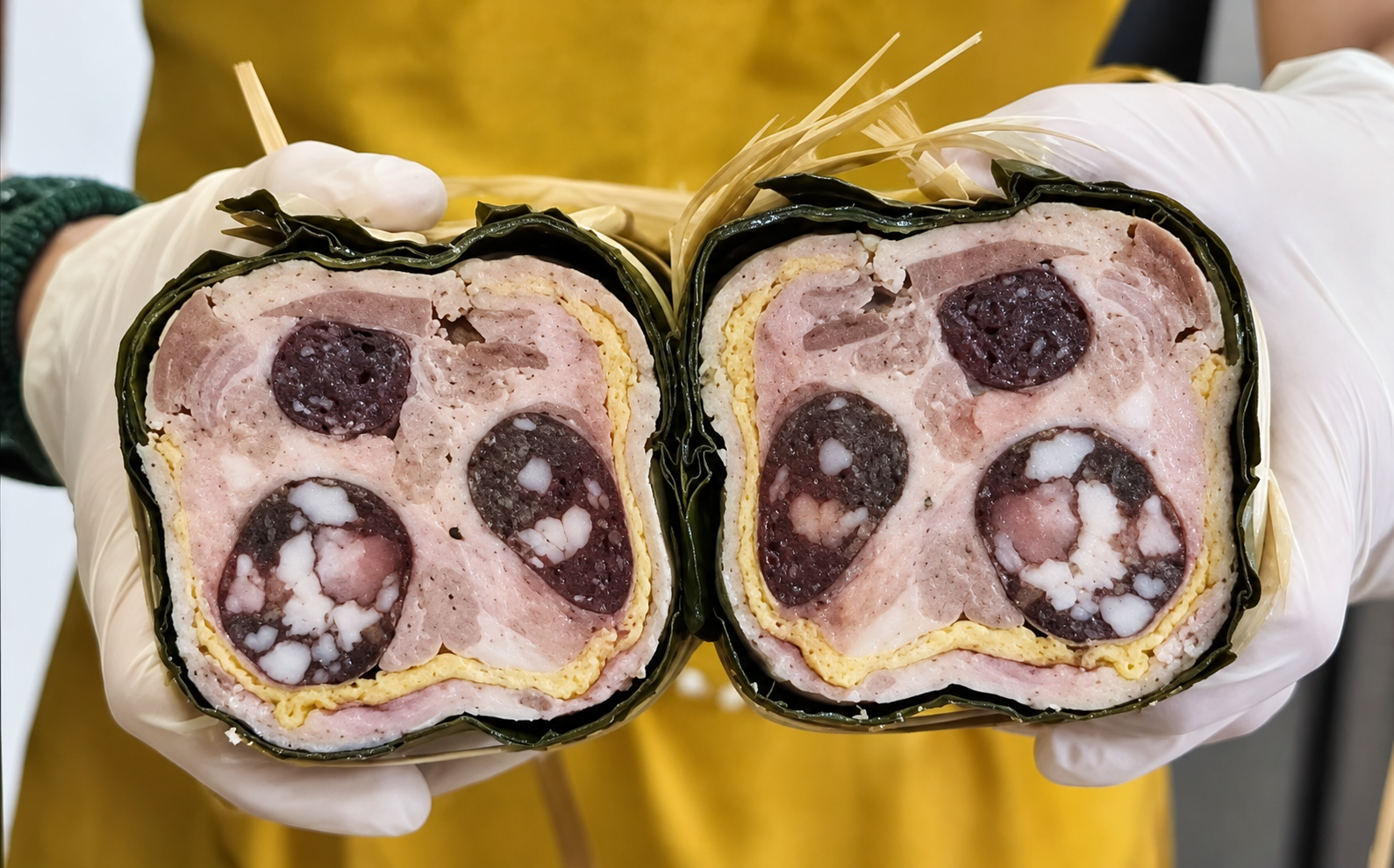 Mặt cắt giò cuốn lá xanh hấp dẫn.png