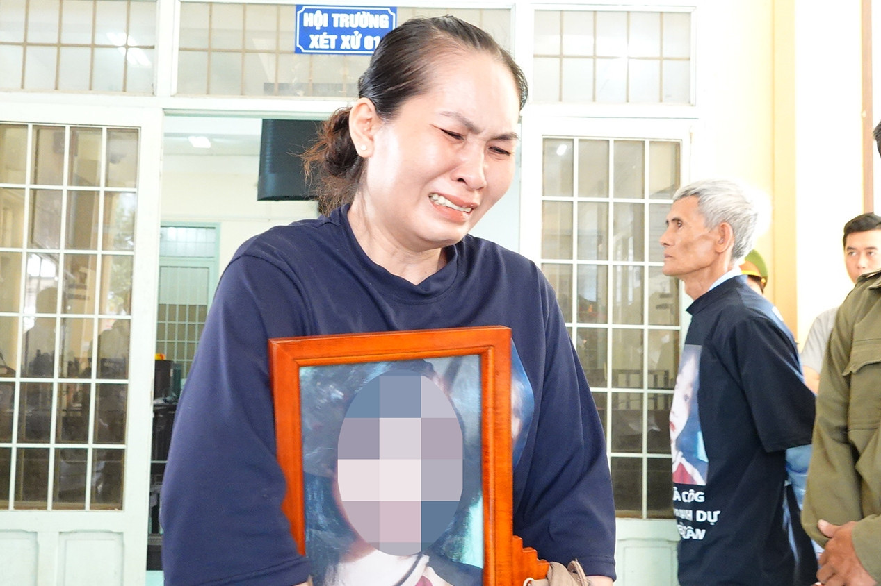 Mẹ nữ sinh ở Vĩnh Long bật khóc sau phiên tòa, gia đình sẽ kháng cáo