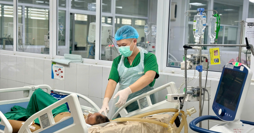 Người đàn ông 46 tuổi hôn mê, thở máy sau 15 ngày tự uống thuốc nam