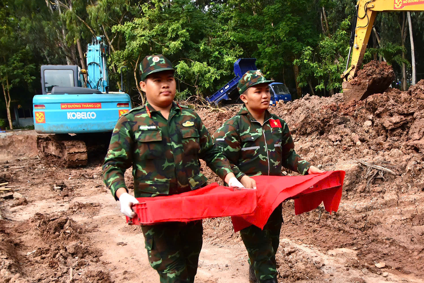 Sau lễ an táng, phát hiện thêm 8 hài cốt liệt sĩ tại công viên Lê Thị Riêng