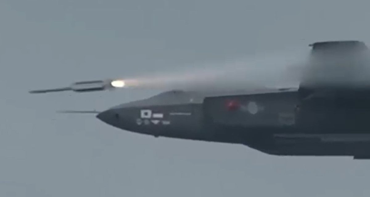 Tiêm kích KF-21 Hàn Quốc từ ‘vua không chiến’ lột xác thành ‘sát thủ’ đa nhiệm
