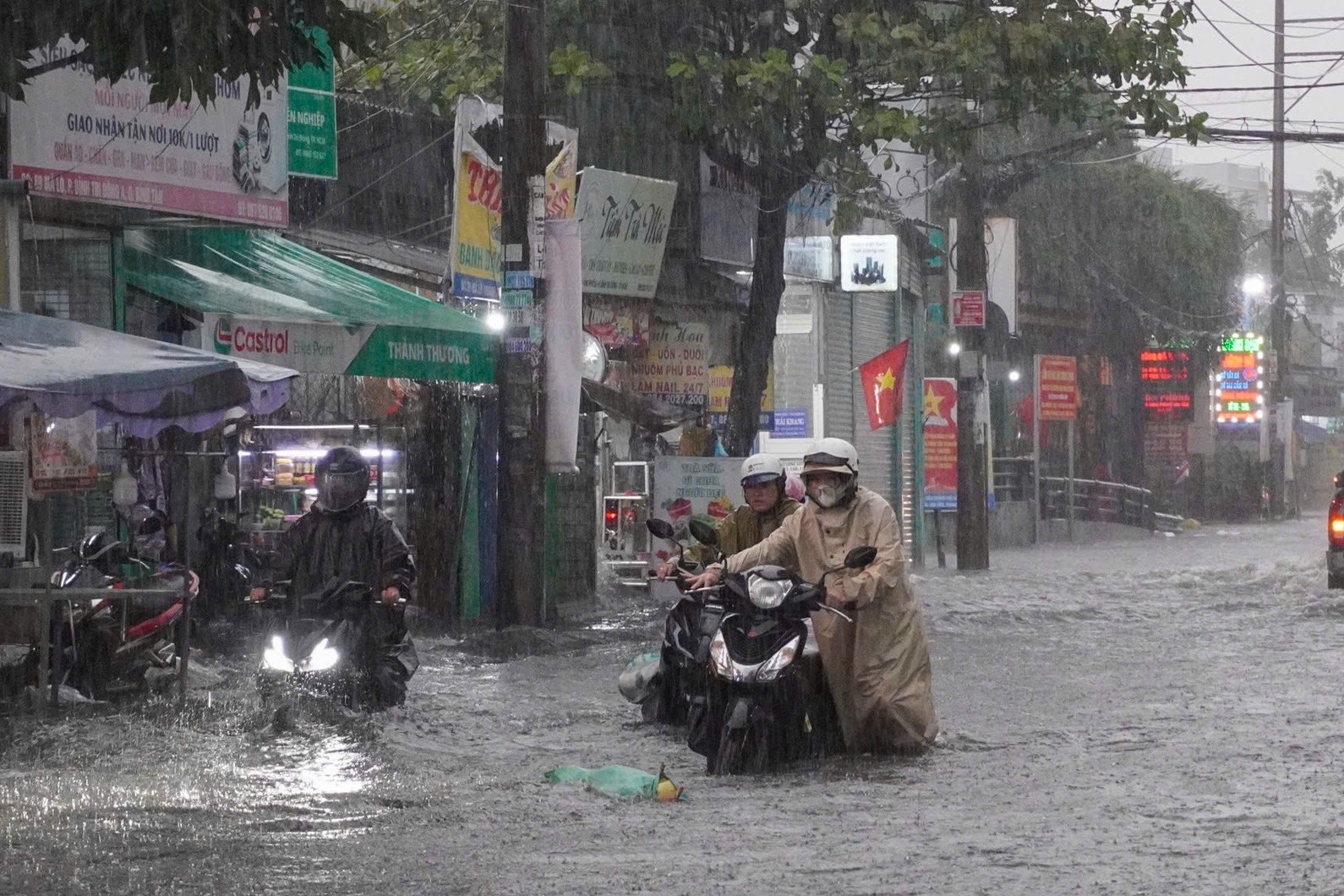 TPHCM và Nam Bộ mưa lớn, sấm sét dồn dập do nhiễu động gió Đông
