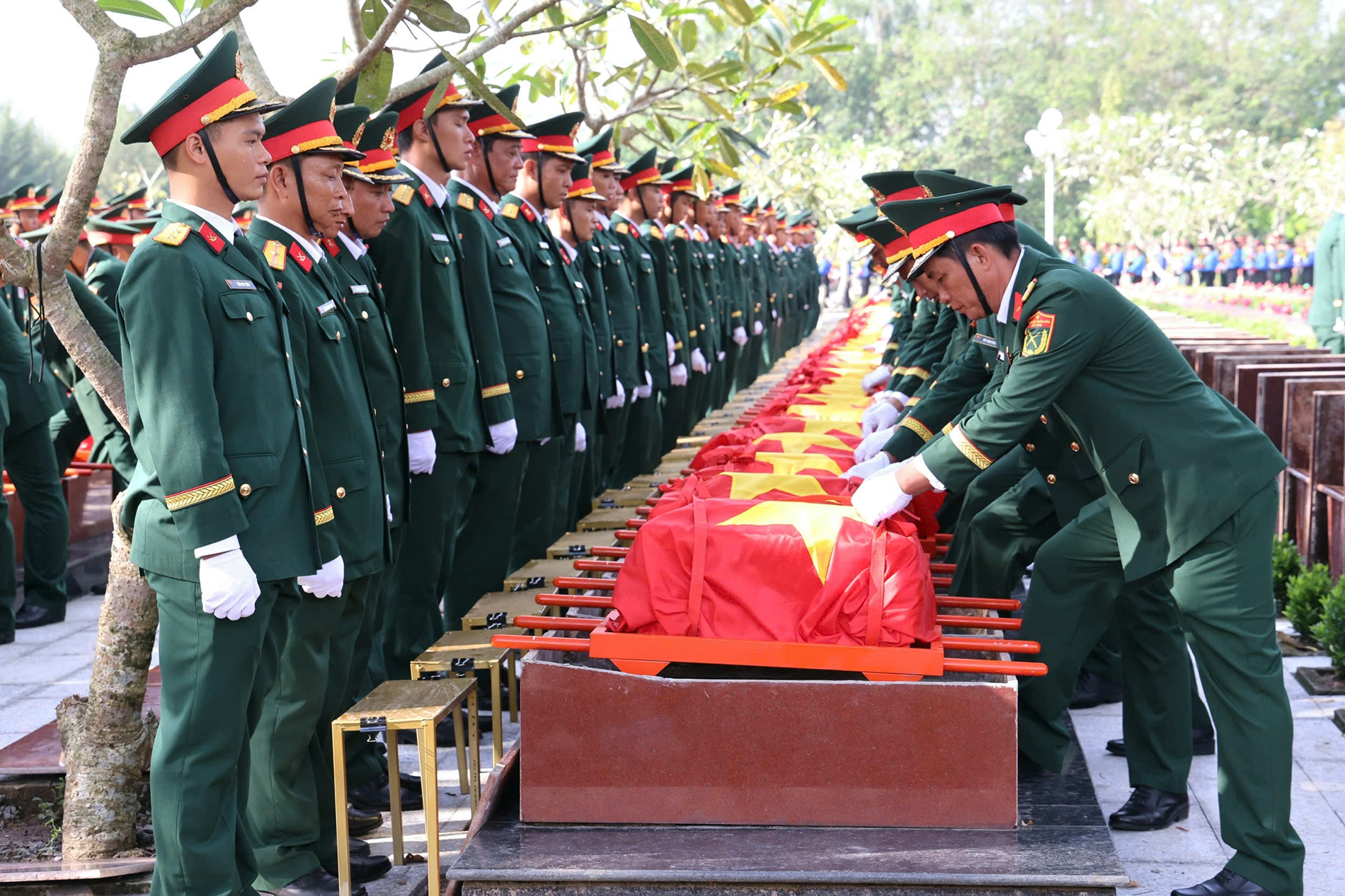 Trang nghiêm lễ truy điệu, an táng 120 hài cốt liệt sĩ ở Cần Thơ