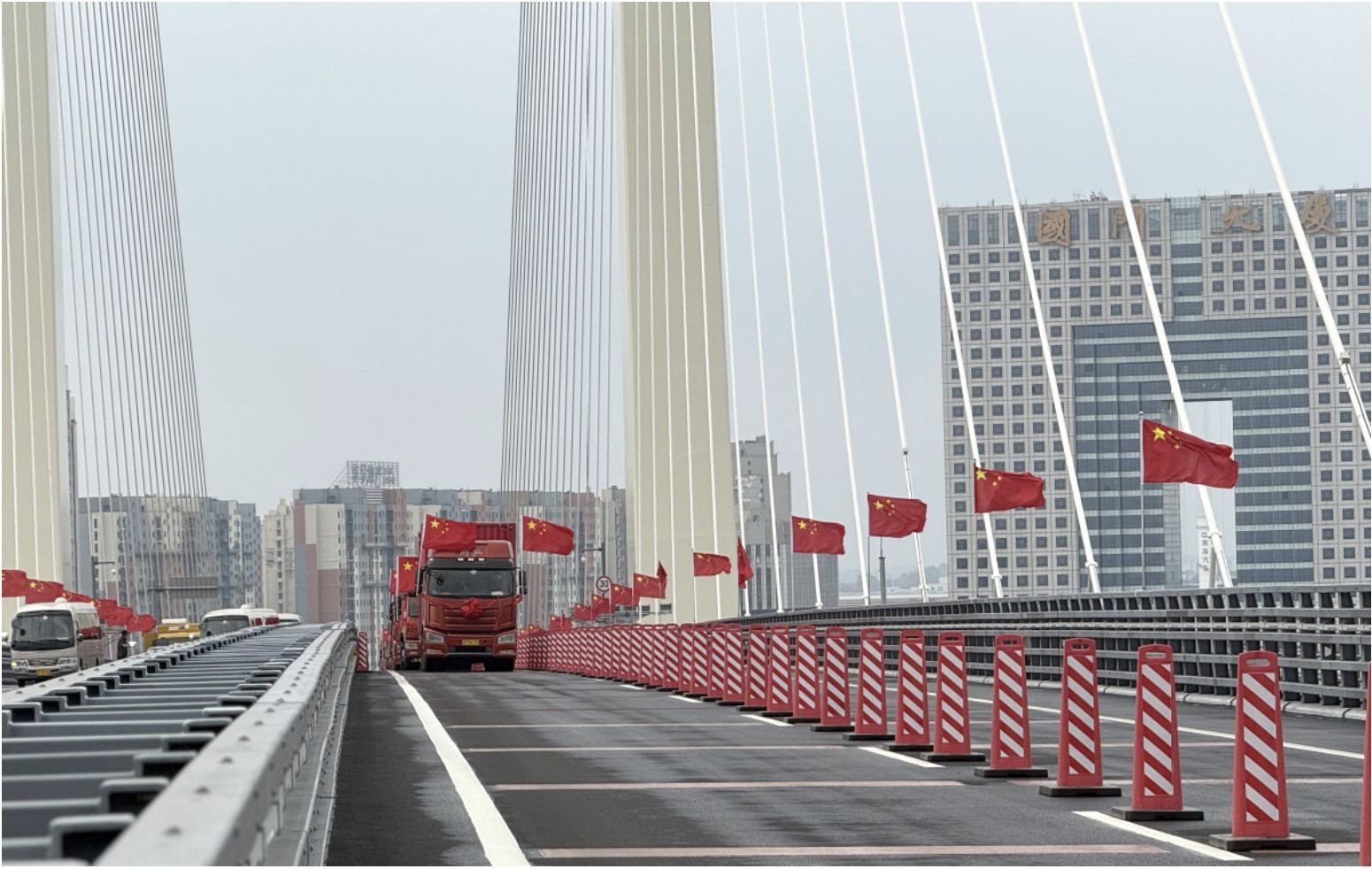 Triều Tiên và Trung Quốc vừa khánh thành cầu mới có 4 làn. Ảnh: Xinhua