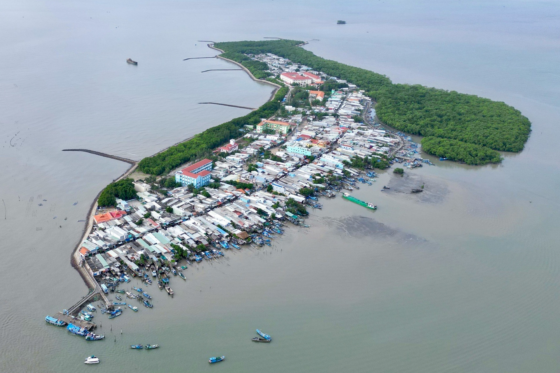 Vì sao xã đảo duy nhất của TPHCM vẫn chưa có cửa hàng xăng dầu?