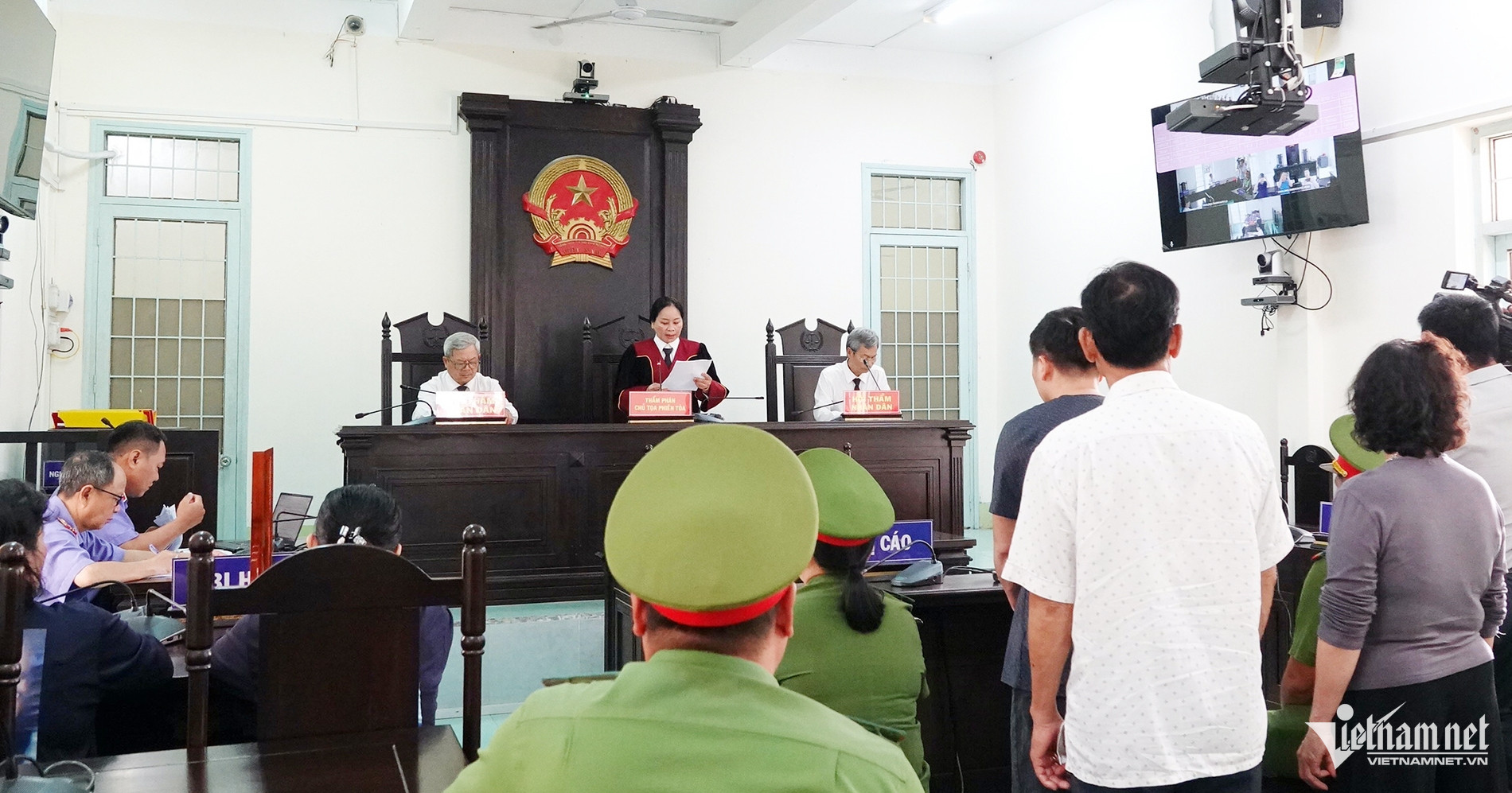 W-Bảo Trung.jpg