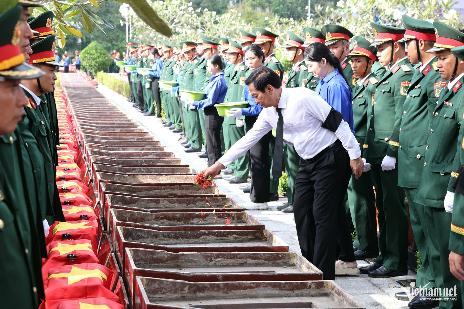 W-Bí thư.jpg