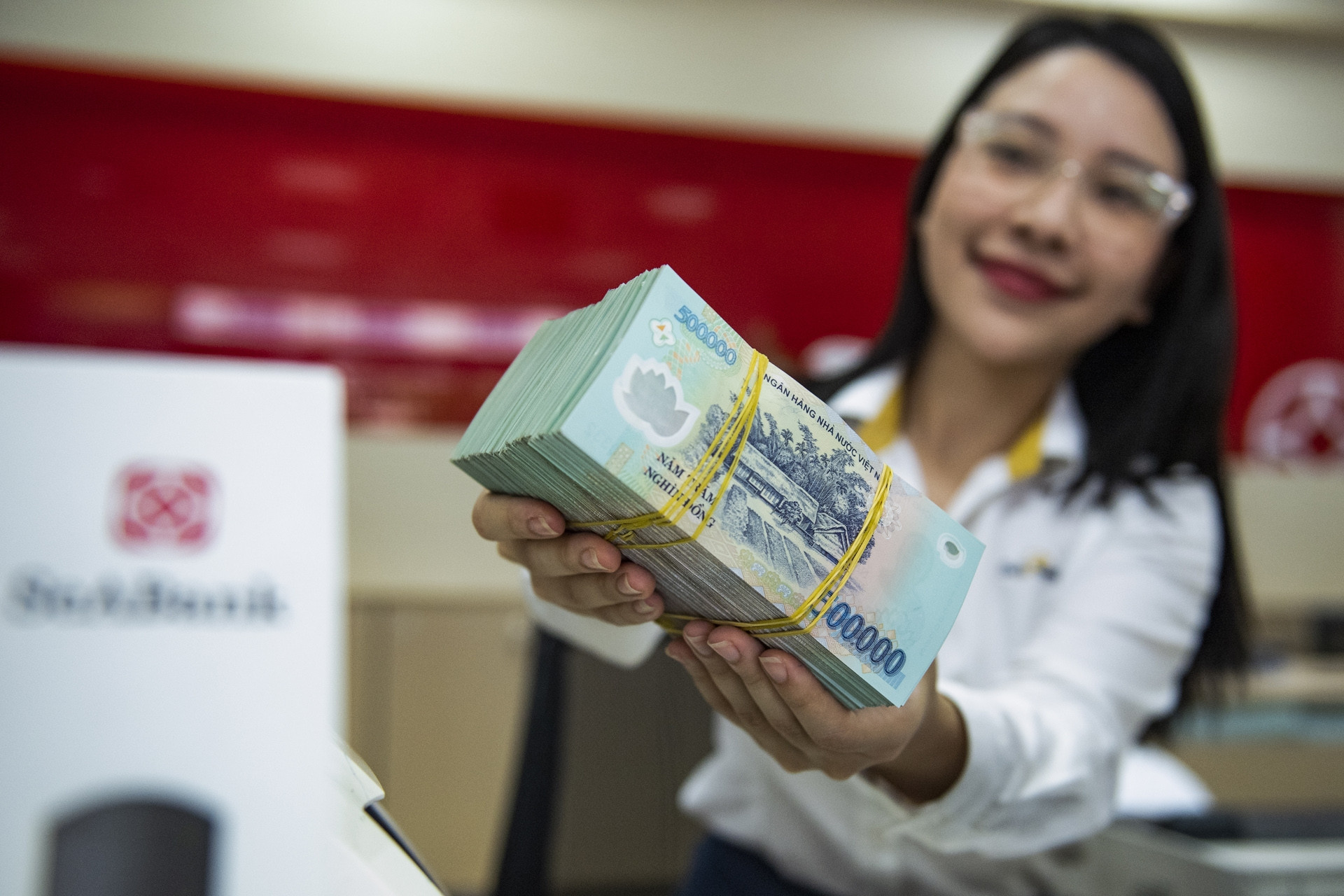 Lãi suất ngân hàng hôm nay 16/10/2026: Diễn biến trái chiều lãi suất VND và USD
