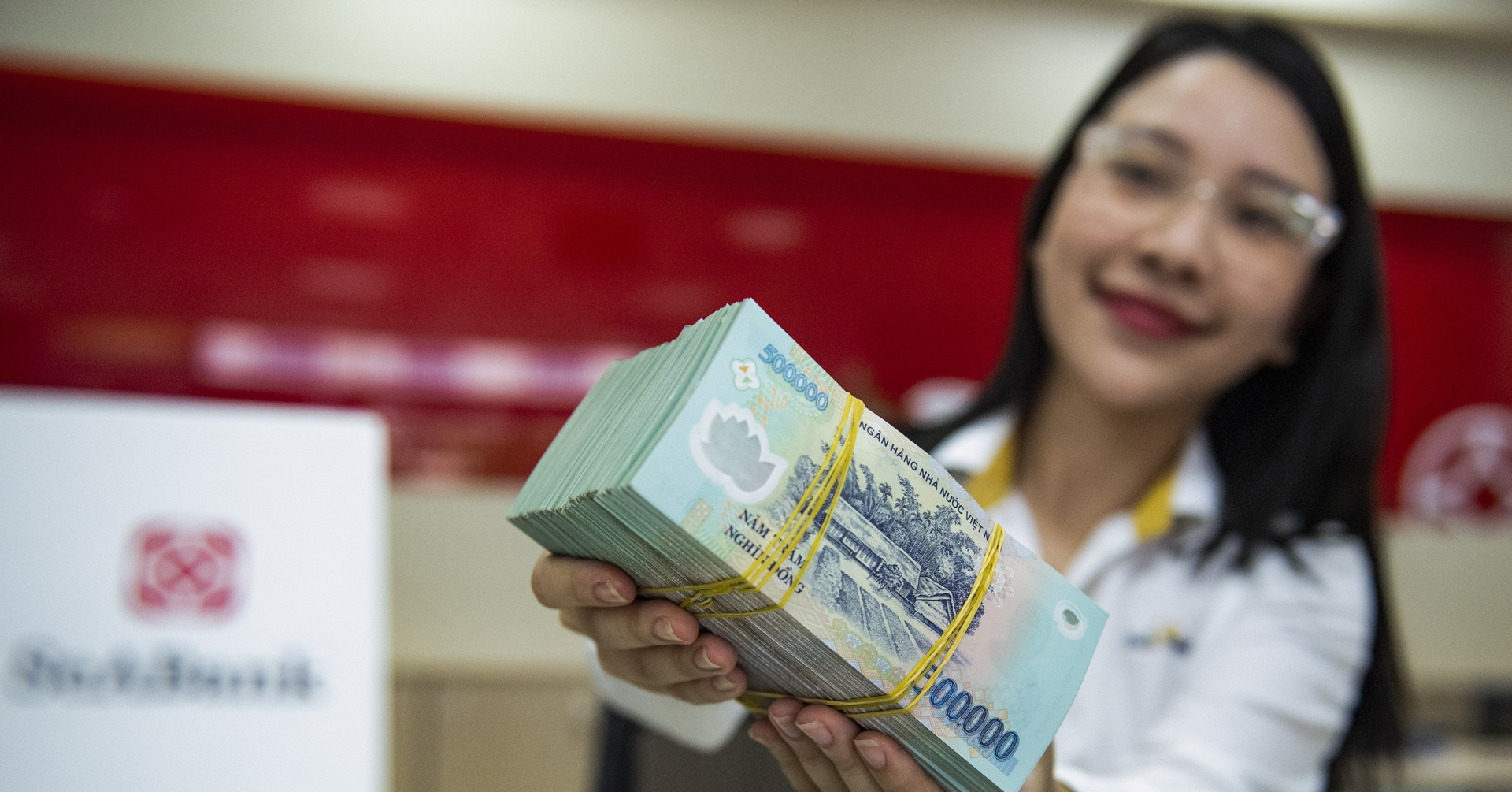 Lãi suất ngân hàng hôm nay 16/10/2026: Diễn biến trái chiều lãi suất VND và USD