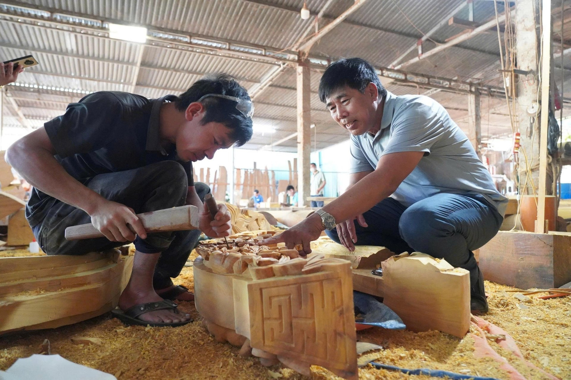 Bỏ nghề đóng thuyền, ông thợ Hà Tĩnh dựng nhà gỗ mít giá tiền tỷ