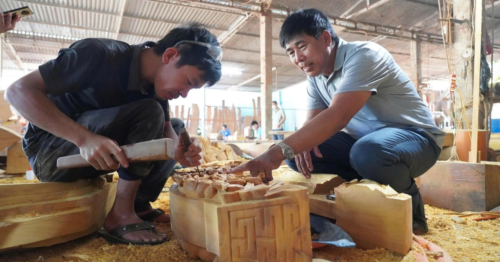 Bỏ nghề đóng thuyền, ông thợ Hà Tĩnh dựng nhà gỗ mít giá tiền tỷ