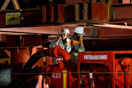 Các kỹ thuật viên điều phối SPMT lên sà lan.JPG