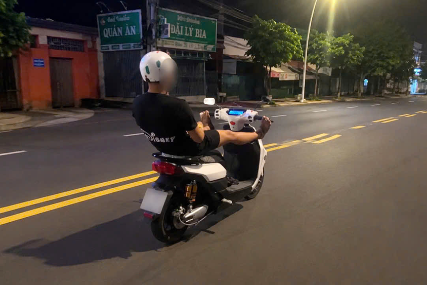 CSGT TPHCM xử lý nhiều thanh thiếu niên biểu diễn đi xe máy để 'câu view'