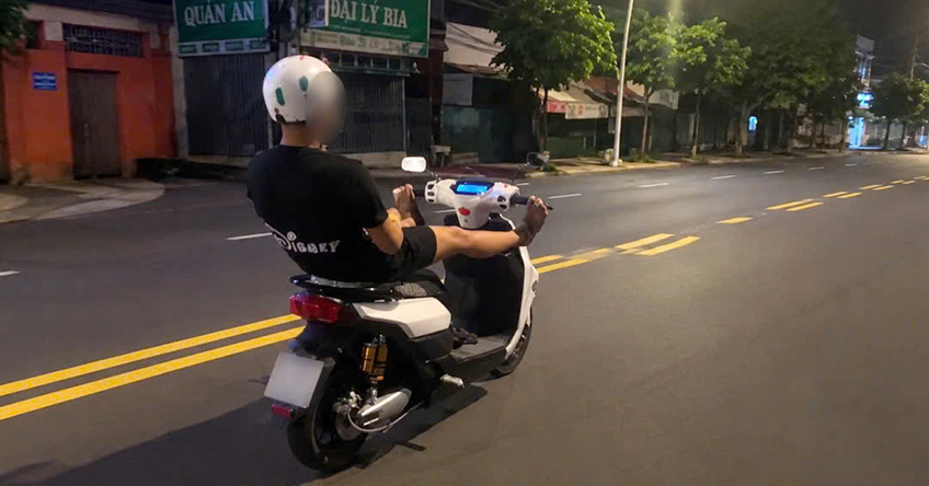 CSGT TPHCM xử lý nhiều thanh thiếu niên biểu diễn đi xe máy để &amp;apos;câu view&amp;apos;